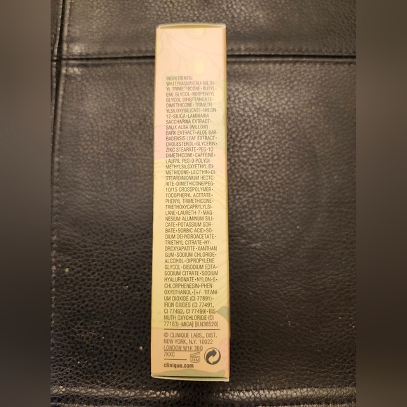 Clinique Stay-Matte Oil-Free Makeup in 19 Sand - Picture 2 of 8